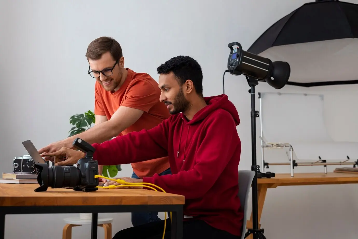 Halbnahe Aufnahme von spezialisierten Fotografen bei der Arbeit im Studio