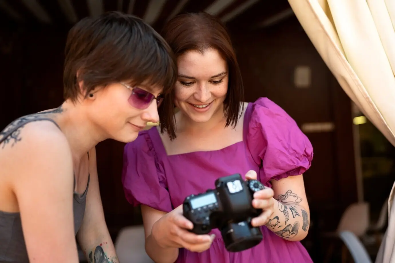 Schöne, junge Person mit Tätowierungen