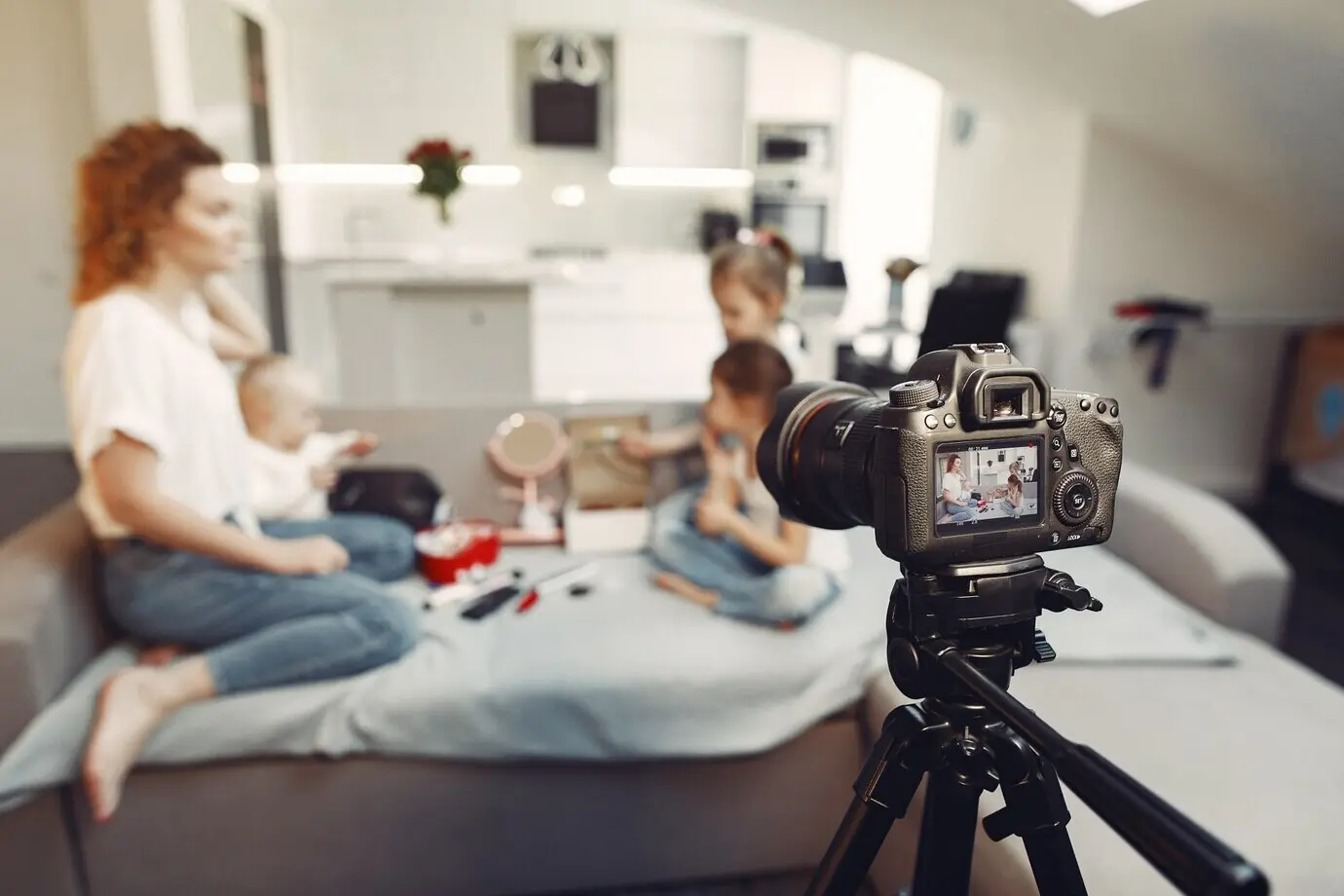 Eine Mutter mit ihrer Tochter filmt einen Beauty-Blog.