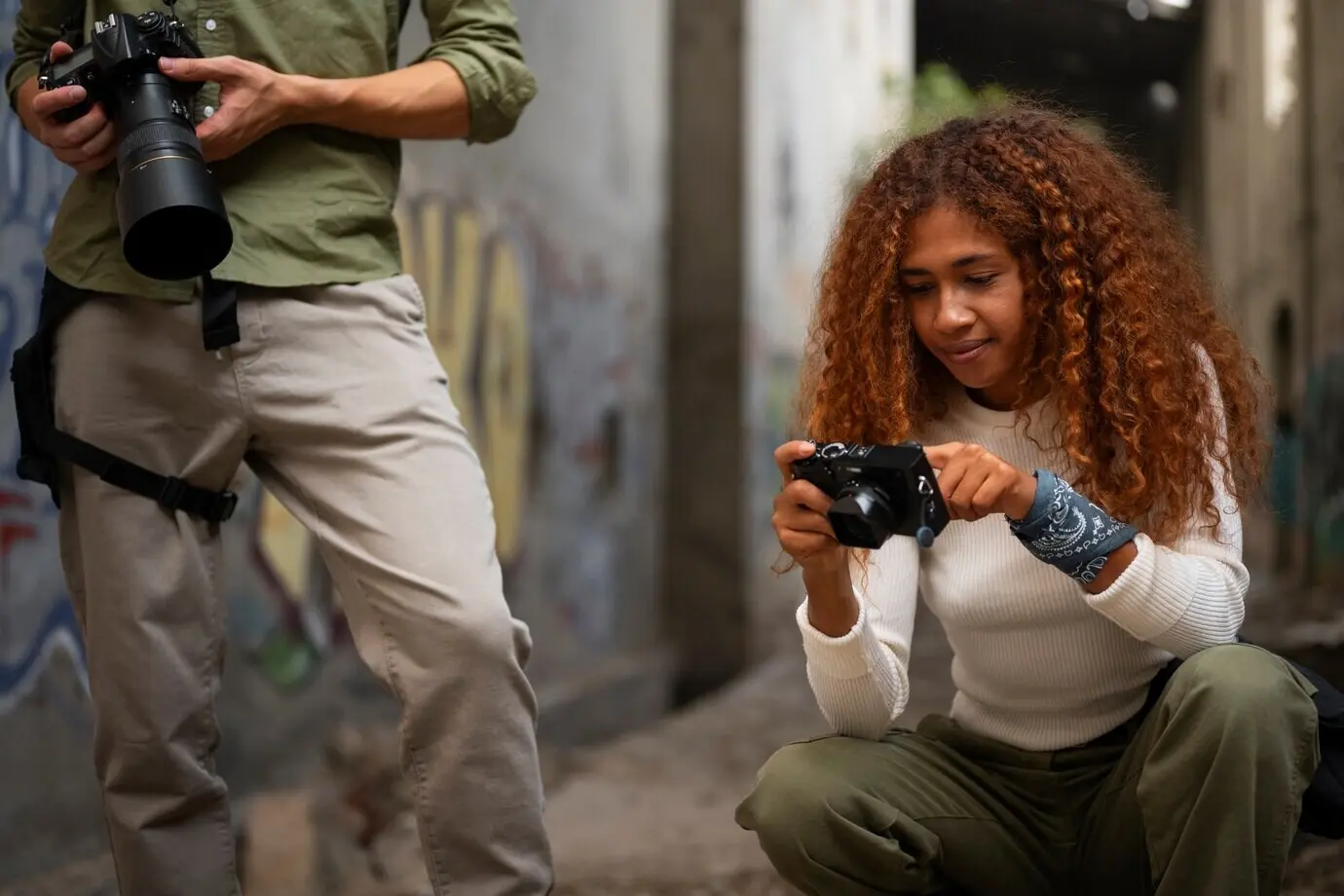 Ein Fotograf erkundet einen verlassenen Ort.