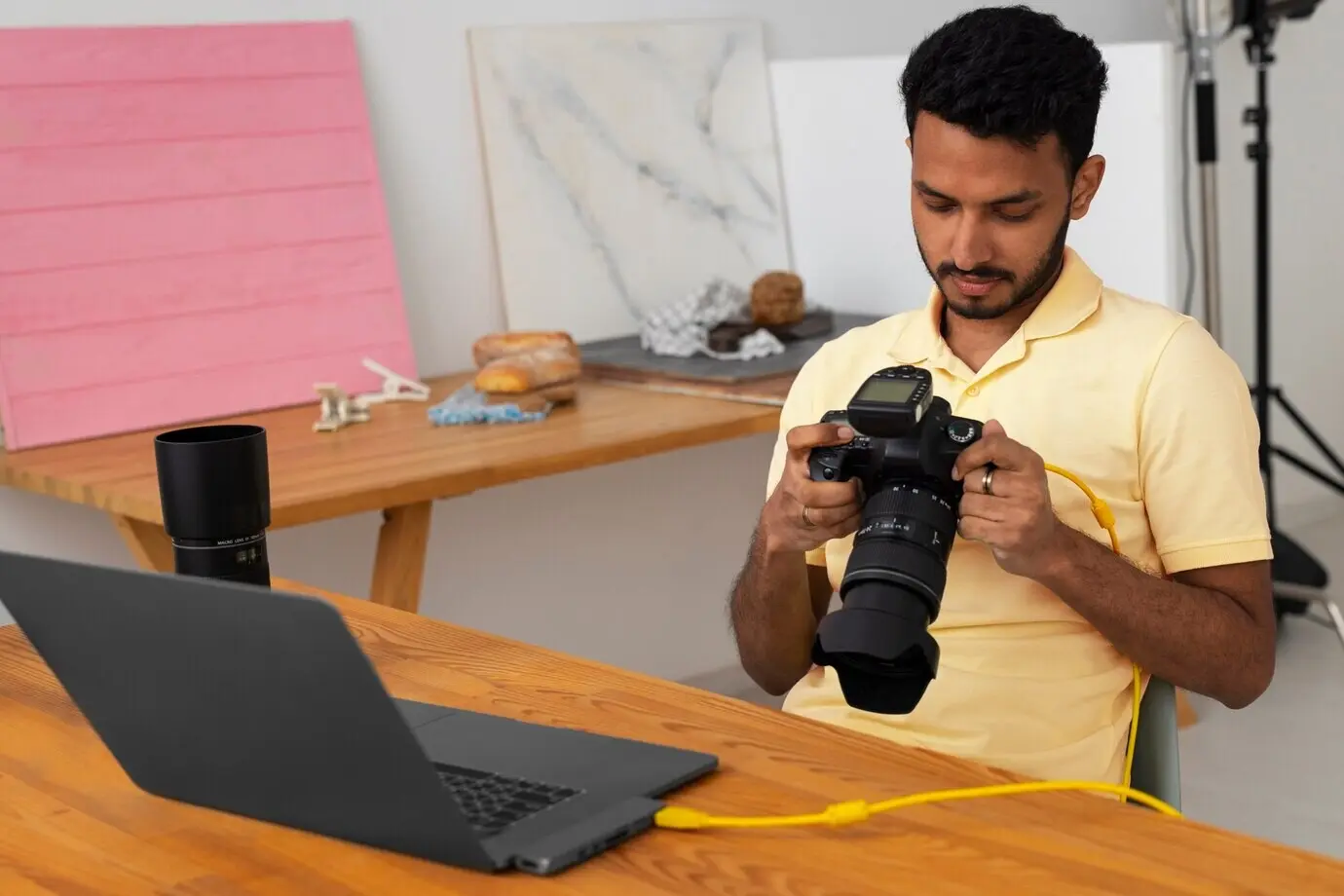 Halbtotale eines spezialisierten Fotografen bei der Arbeit im Studio